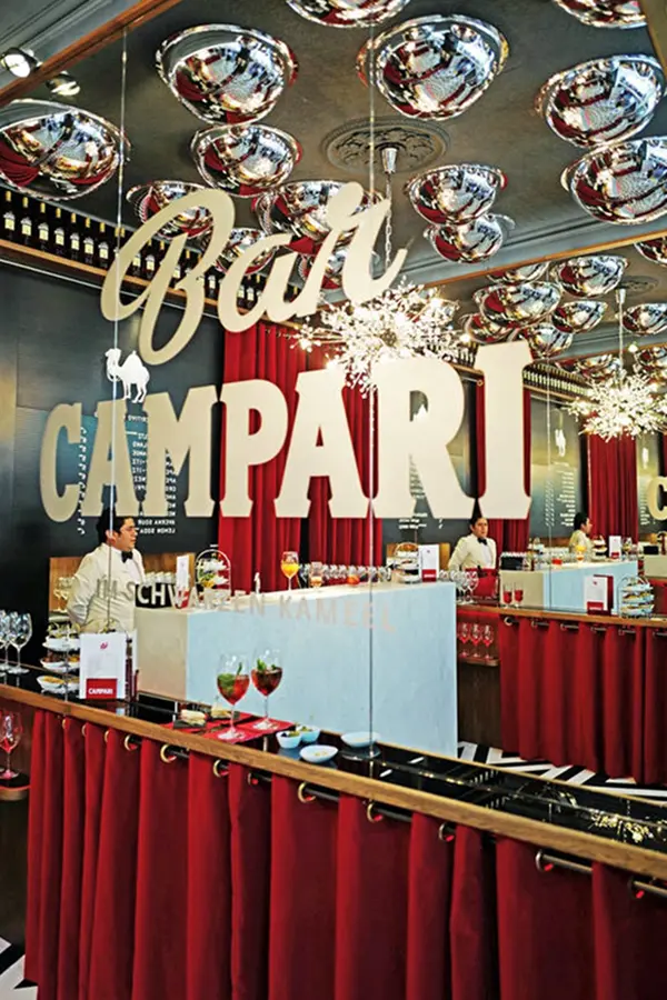 Campari Bar mit Barkeeper im Spiegel