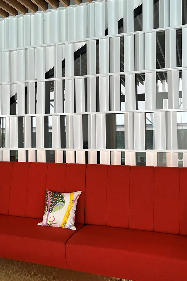 Rotes Sofa vor weißer Wand